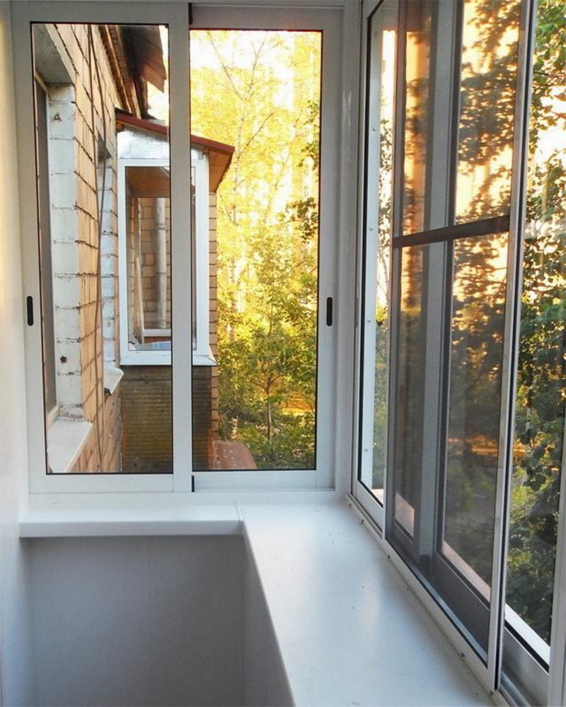 Окна алюминиевые раздвижные на балкон холодное остекление  - фото